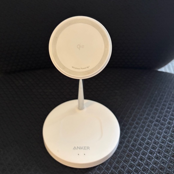 Anker MagGo 2-in-1 Charger Stand — Charges iPhone and AirPods - Picture 3 of 8